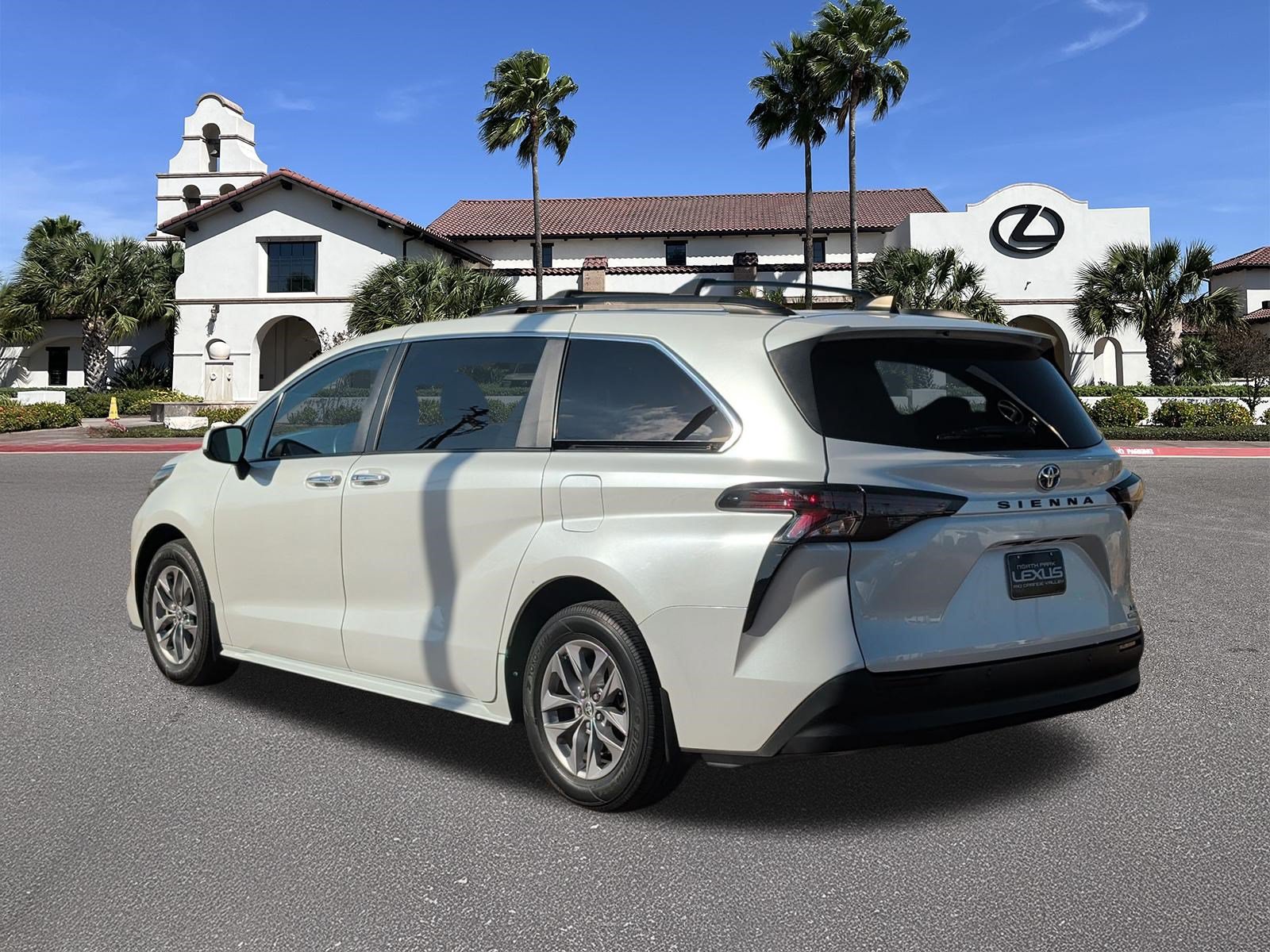 Used 2023 Toyota Sienna XLE FWD image 4