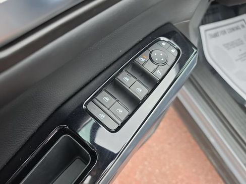 Used 2024 Nissan Pathfinder SL AWD/4WD image 11