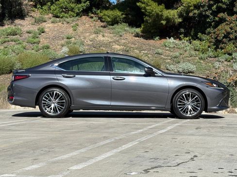 Certified 2025 Lexus ES 300h w/ Premium Package image 10