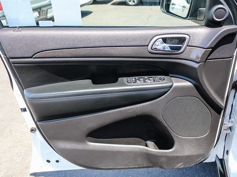 Used 2018 Jeep Grand Cherokee Laredo AWD/4WD image 23
