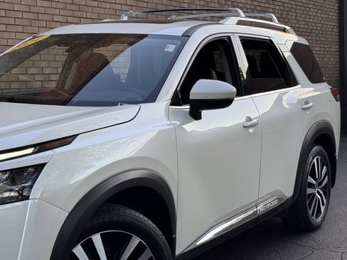 Used 2024 Nissan Pathfinder Platinum w/ Cargo Package image 40