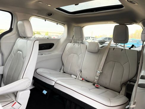 Used 2020 Chrysler Pacifica Limited image 23