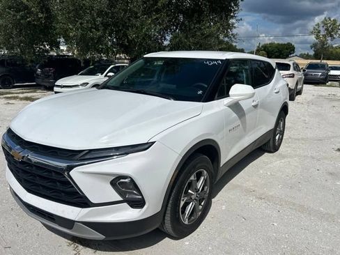 Used 2025 Chevrolet Blazer LT FWD image 2