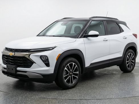 Used 2025 Chevrolet TrailBlazer LT image 3