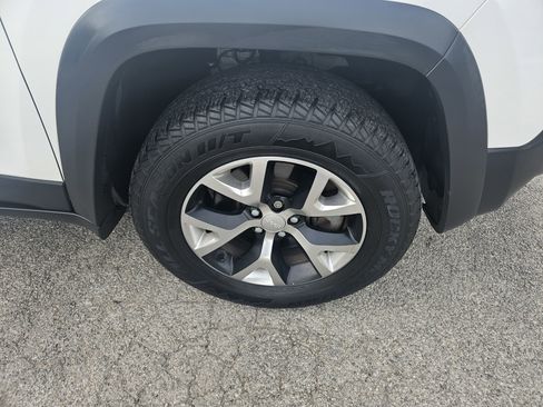 Used 2017 Jeep Cherokee Trailhawk AWD/4WD image 26