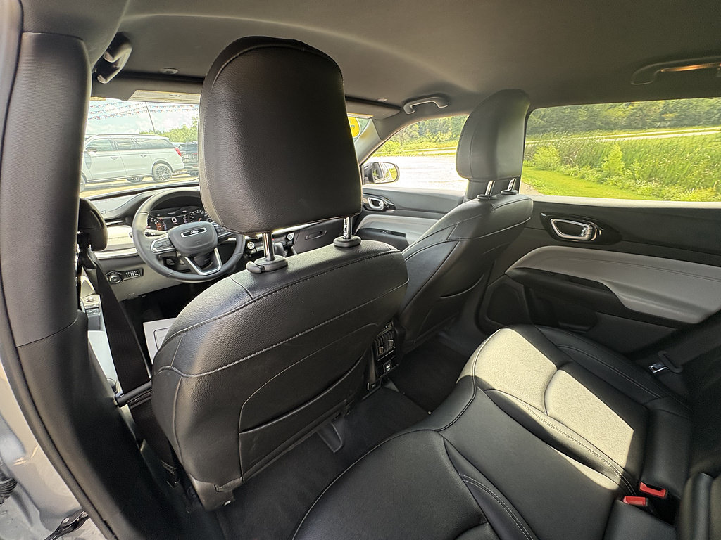 Used 2025 Jeep Compass Limited AWD/4WD image 18
