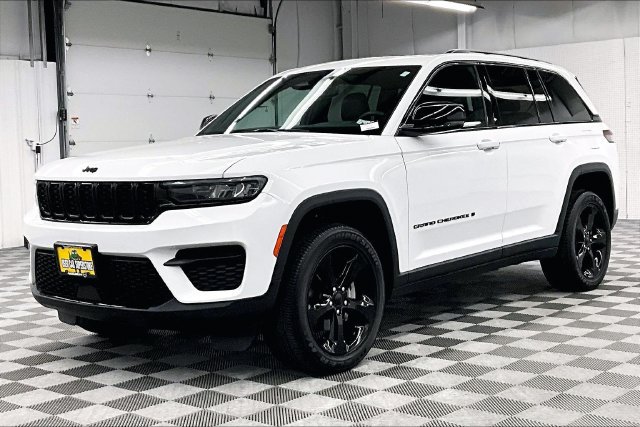 Used 2023 Jeep Grand Cherokee Altitude AWD/4WD image 11