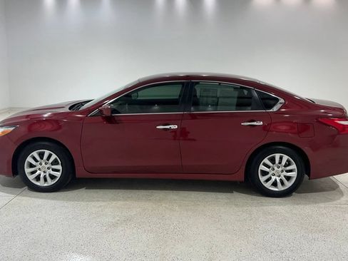 Used 2016 Nissan Altima 2.5 S w/ Power Driver Seat Package FWD image 2
