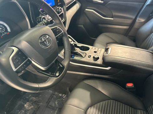 Used 2025 Toyota Highlander XSE AWD/4WD image 12