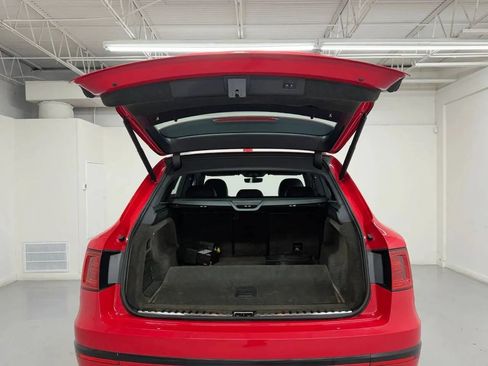 Used 2019 Bentley Bentayga AWD/4WD image 38