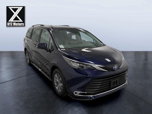 Used 2024 Toyota Sienna XLE image 7