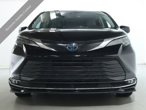 Used 2024 Toyota Sienna XLE image 9