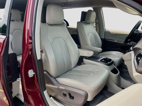 Used 2020 Chrysler Pacifica Touring-L Plus w/ Advanced Safetytec Group FWD image 30