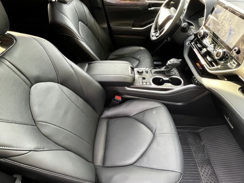 Used 2026 Toyota Highlander Limited AWD/4WD image 43