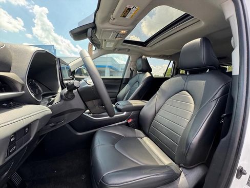 Used 2023 Toyota Highlander XLE FWD image 17