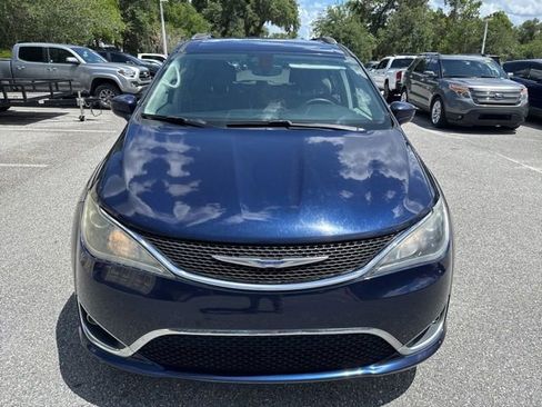 Used 2020 Chrysler Pacifica Touring-L FWD image 2