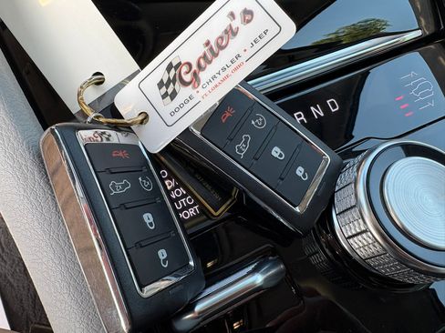 Used 2022 Jeep Grand Cherokee Overland w/ Adv Protech Group III AWD/4WD image 22