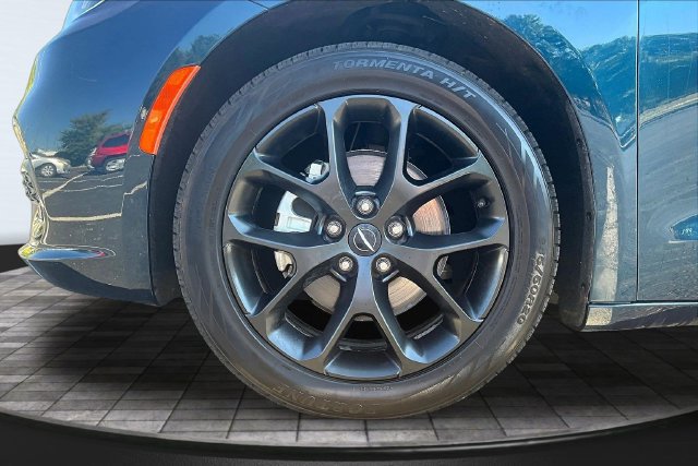 Used 2025 Chrysler Pacifica Limited FWD image 35