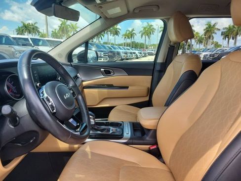 Used 2022 Kia Carnival LX FWD image 24
