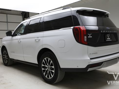 Used 2025 Ford Expedition Platinum AWD/4WD image 3