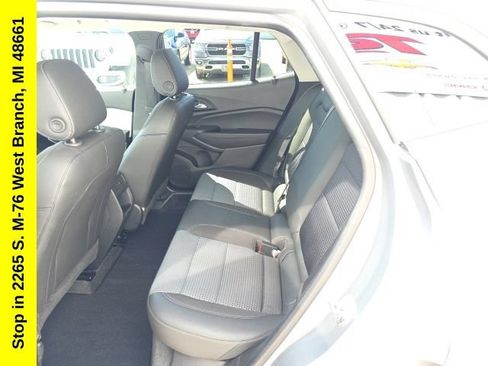 Used 2025 Chevrolet Trax LT FWD image 36