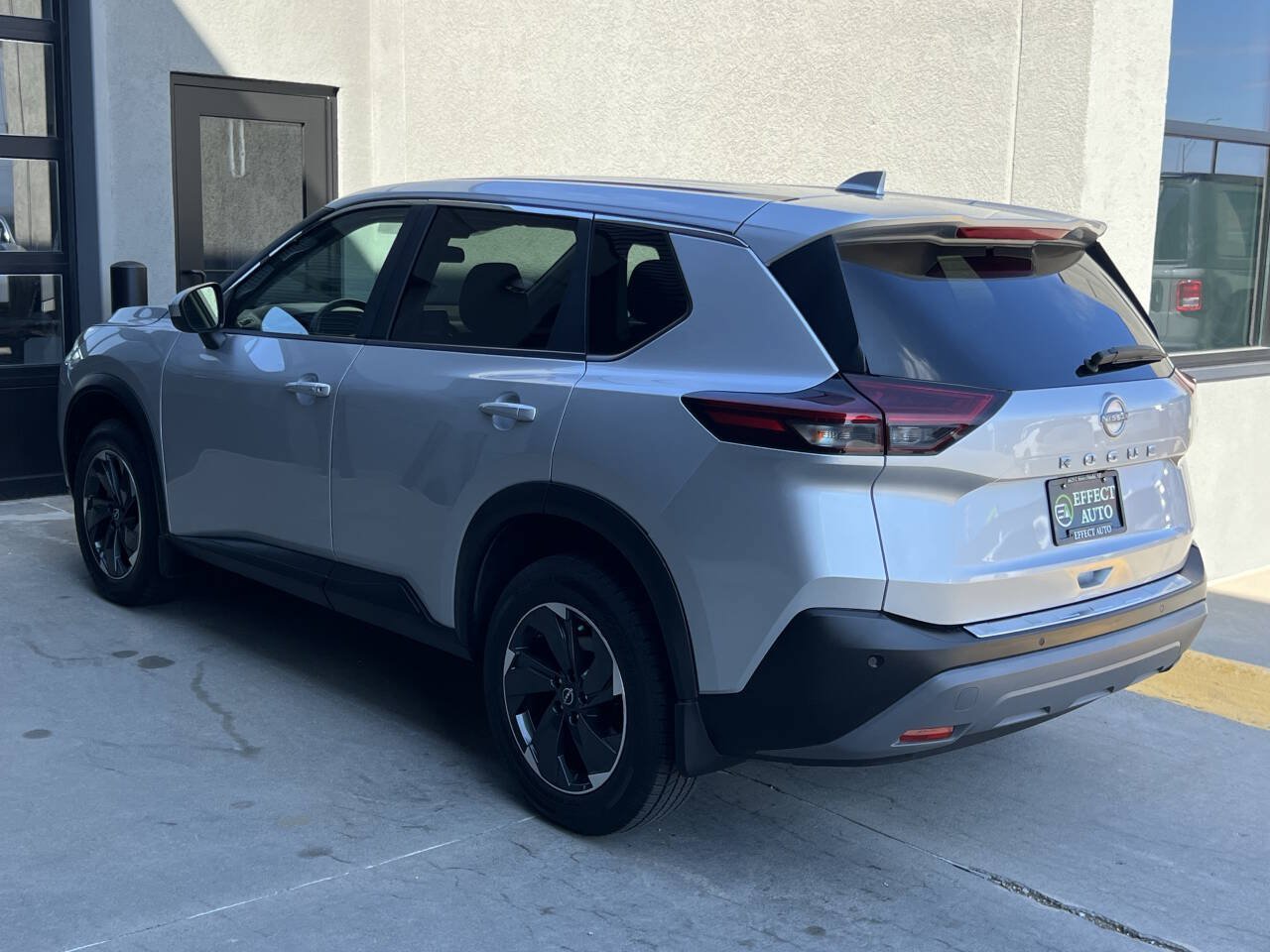 Used 2023 Nissan Rogue SV AWD/4WD image 8