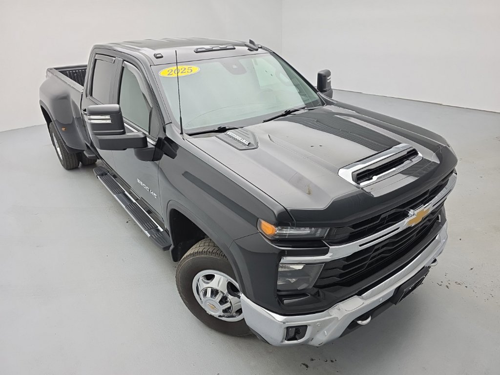 Used 2025 Chevrolet Silverado 3500 LT w/ Safety Package AWD/4WD image 2