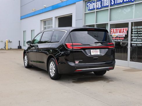 Used 2024 Chrysler Pacifica Touring-L FWD image 8