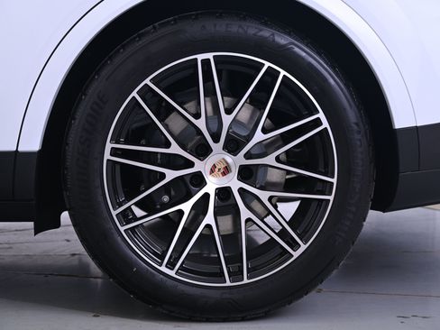 Certified 2025 Porsche Cayenne image 16