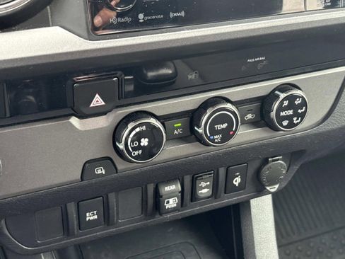 Used 2018 Toyota Tacoma TRD Off-Road image 33