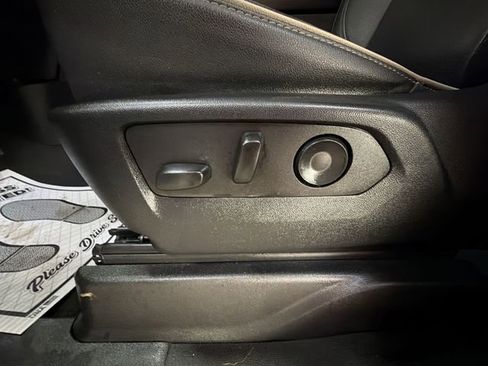 Certified 2022 GMC Yukon XL SLT w/ SLT Premium Package image 12