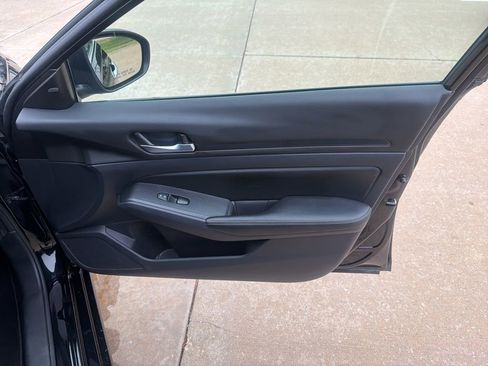 Used 2025 Nissan Altima 2.5 SV FWD image 39