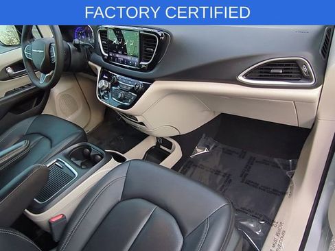 Certified 2024 Chrysler Pacifica Touring-L image 33