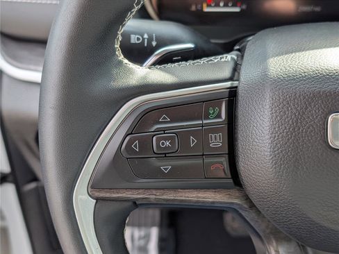 Used 2023 Jeep Grand Cherokee Limited w/ Black Appearance Package image 22