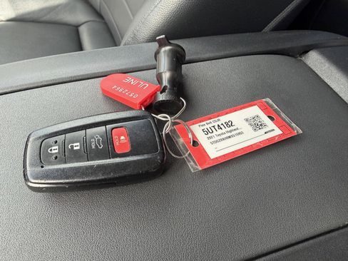 Used 2021 Toyota Highlander XLE image 13