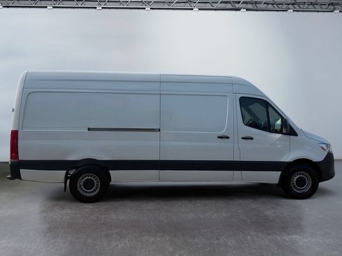 Used 2024 Mercedes-Benz Sprinter 2500 image 4