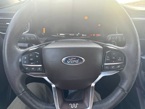 Used 2021 Ford Explorer King Ranch w/ Premium Technology Package RWD image 9