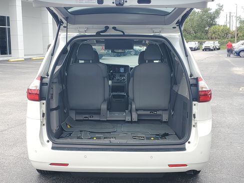 Certified 2018 Toyota Sienna XLE Premium FWD image 9