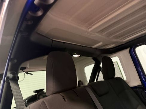 Used 2018 Jeep Wrangler Unlimited Sahara AWD/4WD image 15
