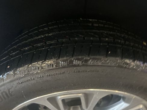 Used 2025 GMC Yukon Denali w/ Sun & Power Step Package image 5