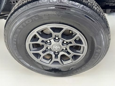 Used 2018 Toyota Tacoma SR5 AWD/4WD image 36