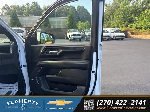 Used 2025 GMC Yukon Elevation w/ Elevation Premium Package AWD/4WD image 13