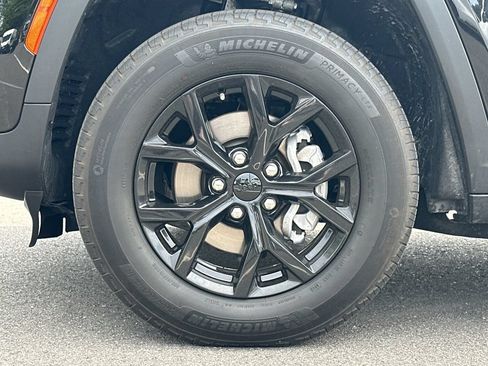 Used 2025 Jeep Grand Cherokee Altitude AWD/4WD image 16