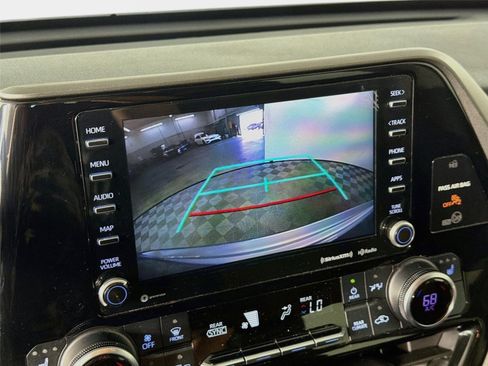 Used 2021 Toyota Highlander XLE FWD image 17
