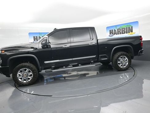 Used 2024 Chevrolet Silverado 2500 High Country w/ High Country Premium Package AWD/4WD image 2