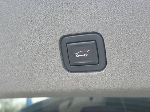 Certified 2022 Cadillac XT6 Premium Luxury w/ LPO, Floor Liner Package AWD/4WD image 38
