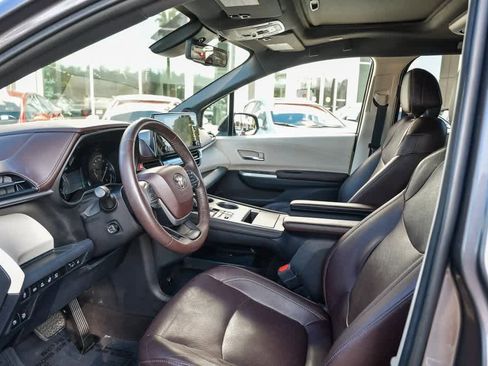Used 2021 Toyota Sienna Platinum image 18