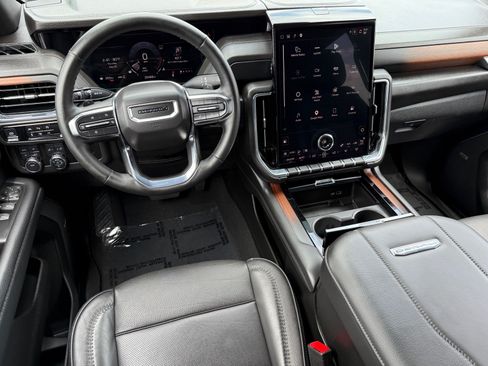 Used 2025 GMC Yukon XL Denali AWD/4WD image 13