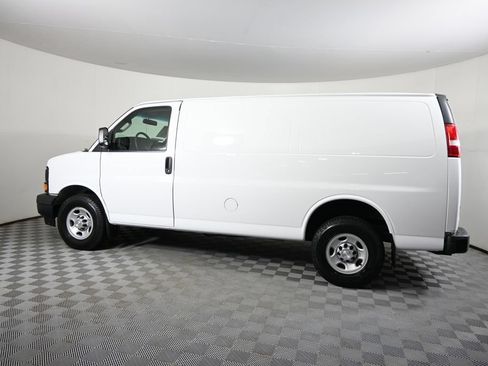 Used 2017 Chevrolet Express 3500 RWD image 3