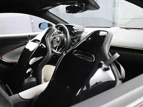 Used 2024 McLaren Artura RWD image 22